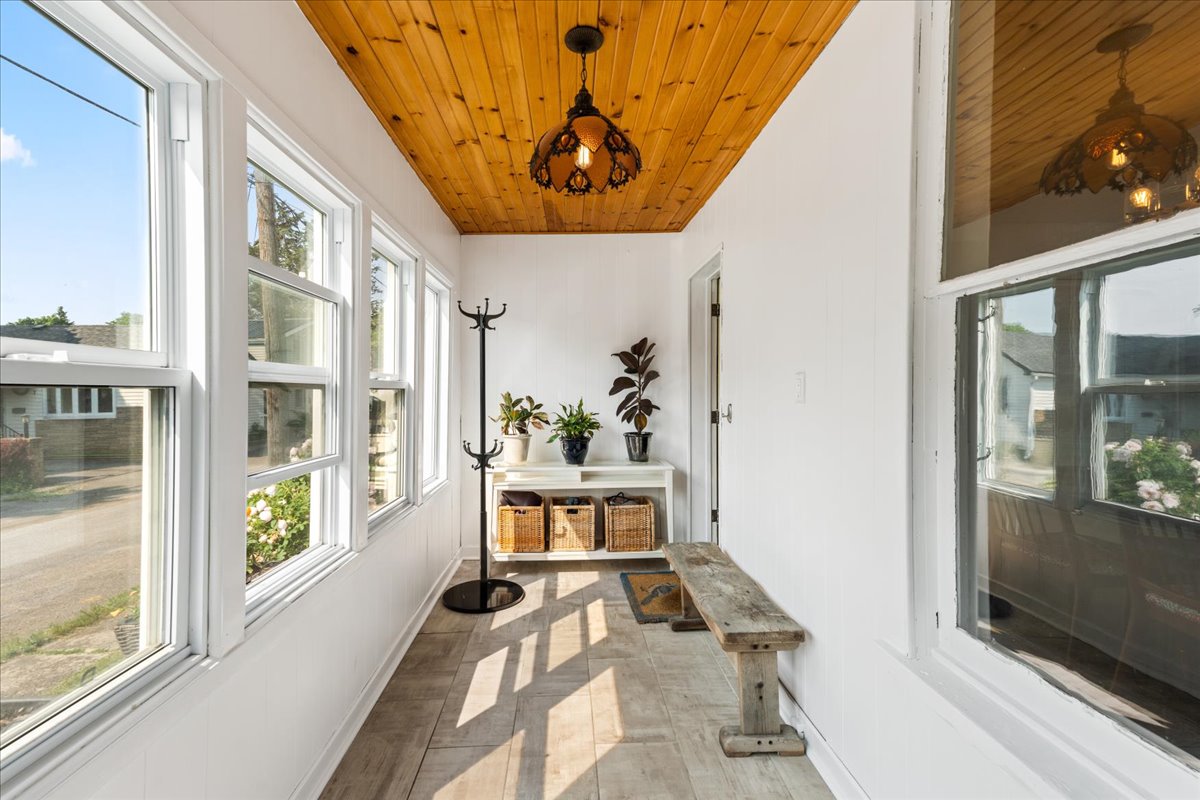 An eggshell white breezeway